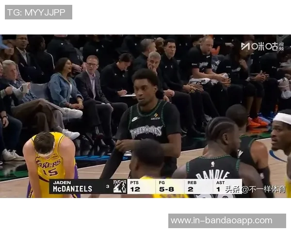 兰德尔表现出色11投7中斩获21分8助攻三分球命中率高达50